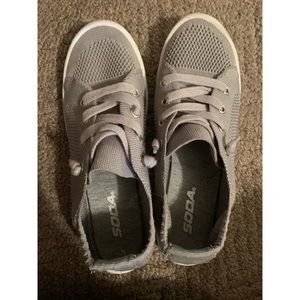 Women’s casual sneakers